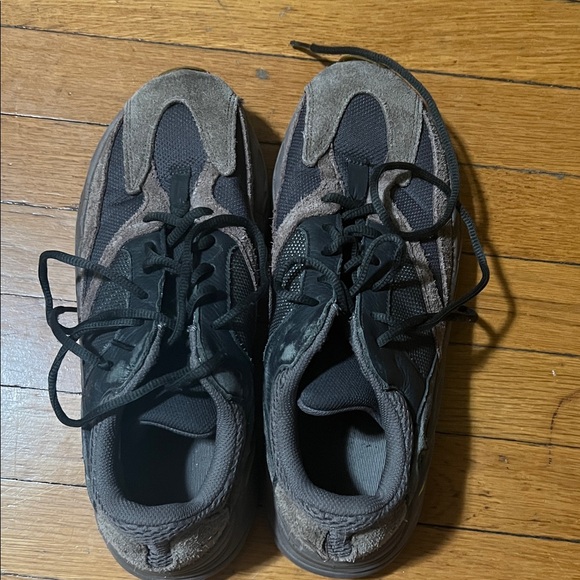 Yeezy Boost 700 Men's Black and Gray Athletic Shoes Size 10